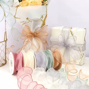 Fabricante Ofrece Paquetes al por Mayor de Arreglos Florales Navideños con Cintas de Satén de Malla de Poliéster Ecológicas de Colores - Product Image 2