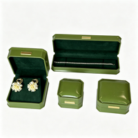 Boîte à bijoux octogonale en cuir PU vert avec plaque dorée, logo personnalisé, insert en velours, pour bagues, boucles d'oreilles, pendentifs, bracelets