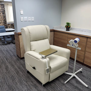 Fauteuil médical clinique manuel inclinable mobile à 3 positions pour la chimiothérapie par phlébotomie Utilisation gériatrique dans les hôpitaux - Product Image 1