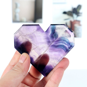 Vente en gros de pierres de guérison naturelles, cœurs gravés en fluorite arc-en-ciel, sculptures de cristaux en forme de cœur pour la décoration - Product Image 3