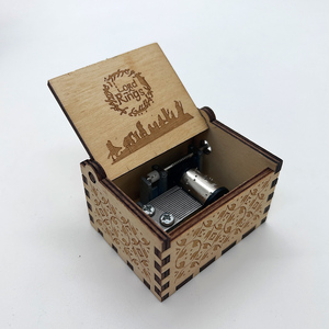 Venta al por mayor personalizable Mini caja de música de madera con manivela para regalos de pareja - Product Image 4