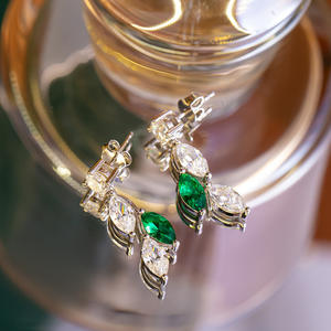 Boucles d'oreilles de style vintage avec émeraudes de laboratoire, en argent sterling et émail vert – Achetez des bijoux en ligne - Product Image 4