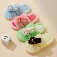 Pantoufles en peluche ouvertes à motif de dessin animé, pantoufles d'intérieur colorées, cadeaux de bienvenue