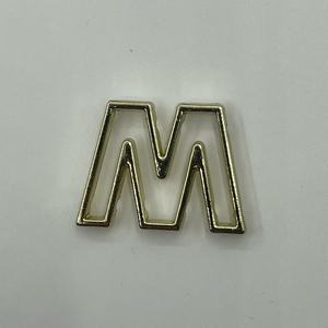 Étiquette <span class=keywords><strong>m</strong></span>étallique personnalisable en gros, écologique, plaquée brillante, à double ligne, <span class=keywords><strong>lettre</strong></span> <span class=keywords><strong>M</strong></span> creuse, pour la décoration de sweats à capuche, chapeaux et sacs de marque - Product Image 6