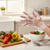 Gants jetables en PE imperméables et résistants à l'huile, gants en plastique transparent de qualité alimentaire pour la maison et les restaurants.