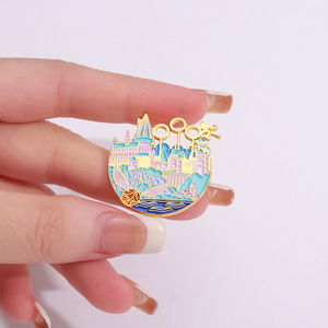 Pins Metálicos Esmaltados de Alta Calidad con Diseño de Castillo Mágico Dorado y Fantasma Bajo la Luz de la Luna, Acabado Pulido - Product Image 4
