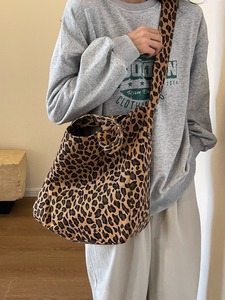 Sac fourre-tout en toile à imprimé léopard pour femmes de grande capacité avec fermeture à glissière Design crossbody portable et doublure en polyester - Product Image 4