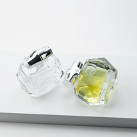 Flacon de parfum en verre facetté de 100 ml avec logo personnalisé, capuchon en bambou détachable, pulvérisateur à pompe, carton pour les marques de parfums indépendantes