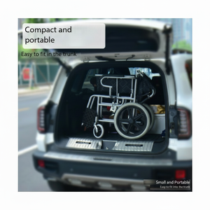 Fauteuil roulant pliant manuel en aluminium léger argenté avec dossier souple pour équipement de réadaptation - Product Image 1