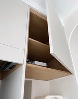 Armoire de buanderie sur mesure pour balcon avec lave-linge et sèche-linge intégrés, étagères dissimulées et tiroirs à fermeture douce