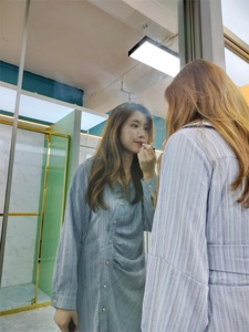 Accessoires en verre d'hôtel portes de placard pliantes en aluminium moderne armoire miroir argentée - Product Image 3