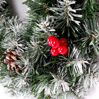 Corona Navideña de Pino con Nieve Artificial UMIND, Decorada con Bayas Rojas y Piñas, Adorno Navideño para Interiores y Exteriores, Puerta Principal del Hogar