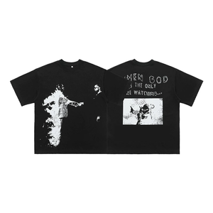 Camiseta Negra Oversize de Estilo Urbano para Hombre - Camiseta con Gráfico Noir de Alto Contraste y Efecto Desgastado - Product Image 1