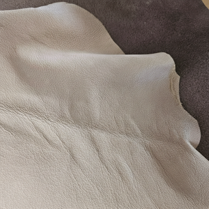 Cuero de Cabra Curtido Orgánico Camoscio, Italia, para Ropa, Accesorios, Zapatos, Equipaje, Cinturones, Grosor 1.4-1.5mm, Tamaño 0.6-0.7m² - Product Image 1