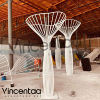 Sculpture d'arbre en métal illuminée de grande taille Vincentaa, sculpture lumineuse ajourée à LED pour l'aménagement paysager des places urbaines
