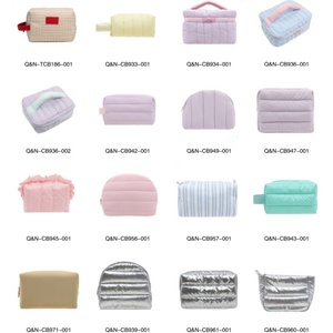 กระเป๋าเครื่องสำอางแบบพกพามีซิปคู่ลายดอกไม้สีดำหรูหราออกแบบได้เอง - Product Image 4