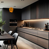 Cuisine Shinestone Minimaliste Gris Foncé avec Dosseret à Lattes Verticales et Éclairage Intégré pour Constructions Haut de Gamme