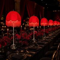 Lámpara de Mesa Inalámbrica Personalizada OEM, Hecha a Mano, con Pantalla de Tela Roja con Flecos, Recargable, Decorativa para Bodas, Banquetes y Mesitas de Noche