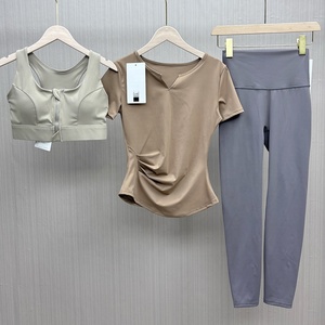 <span class=keywords><strong>Abbigliamento</strong></span> Firmato all'Ingrosso, Set Estivo 3 Pezzi, Completo Moda per Fitness e Yoga, Reggiseno, Maglietta e Pantaloni, <span class=keywords><strong>Abbigliamento</strong></span> Yoga di Alta Qualità per Donne - Product Image 1