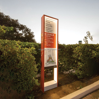 Grand panneau publicitaire extérieur en structure métallique de grande hauteur. Grand panneau publicitaire extérieur pour bâtiment, grand panneau publicitaire vertical sur pylône