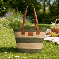 Sac de plage en paille tressée rayé pour femme, sac fourre-tout d'été fait main avec poignées en cuir, sac à bandoulière tendance pour les vacances.