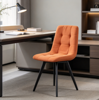 Chaise d'appoint en tissu matelassé à grille, texture minimaliste et chaleureuse, idéale pour l'aménagement de maisons d'hôtes et d'appartements de vacances