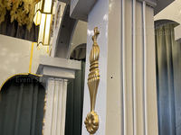 Arche de mariage de style palais blanc et or de luxe baroque européen pour la décoration d'événements et les entreprises de location