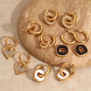 Pendientes de Aro Chapados en Oro de 18K con Incrustaciones de Diamantes de Imitación en Forma de Corazón para Uso Diario - Product Image 3