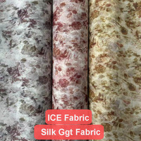 Tissu en mousseline de soie imprimé floral Voir à travers le tulle imprimé de fleurs adapté à la robe d'été ou à la robe de soirée par la cour bleu marine