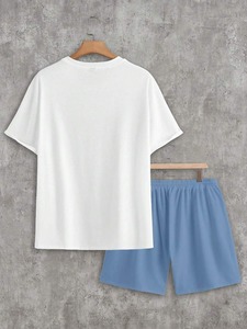 เสื้อยืดคอกลมสีขาวสำหรับผู้ชายพร้อมพิมพ์ลายตัวอักษรสีน้ำเงินและกางเกงขาสั้นสีฟ้าอ่อนชุดลำลองสำหรับฤดูร้อน - Product Image 3