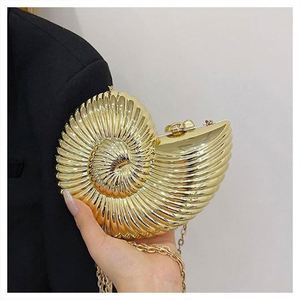 Kalp Şeklinde El Çantası, Kadınlar İçin Kristal Taşlı Abiye Çantası, Altın Kristal El Çantası - Product Image 5