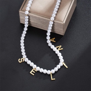 Collier personnalisé sur mesure en acier inoxydable avec pendentif lettre initiale en zircon et chaîne de perles - Product Image 4