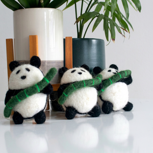 Panda de Fieltro y Lana con Adorno de Bambú, Juguete Educativo de Simulación, Colección de Animales Adorables para Niños - Product Image 1