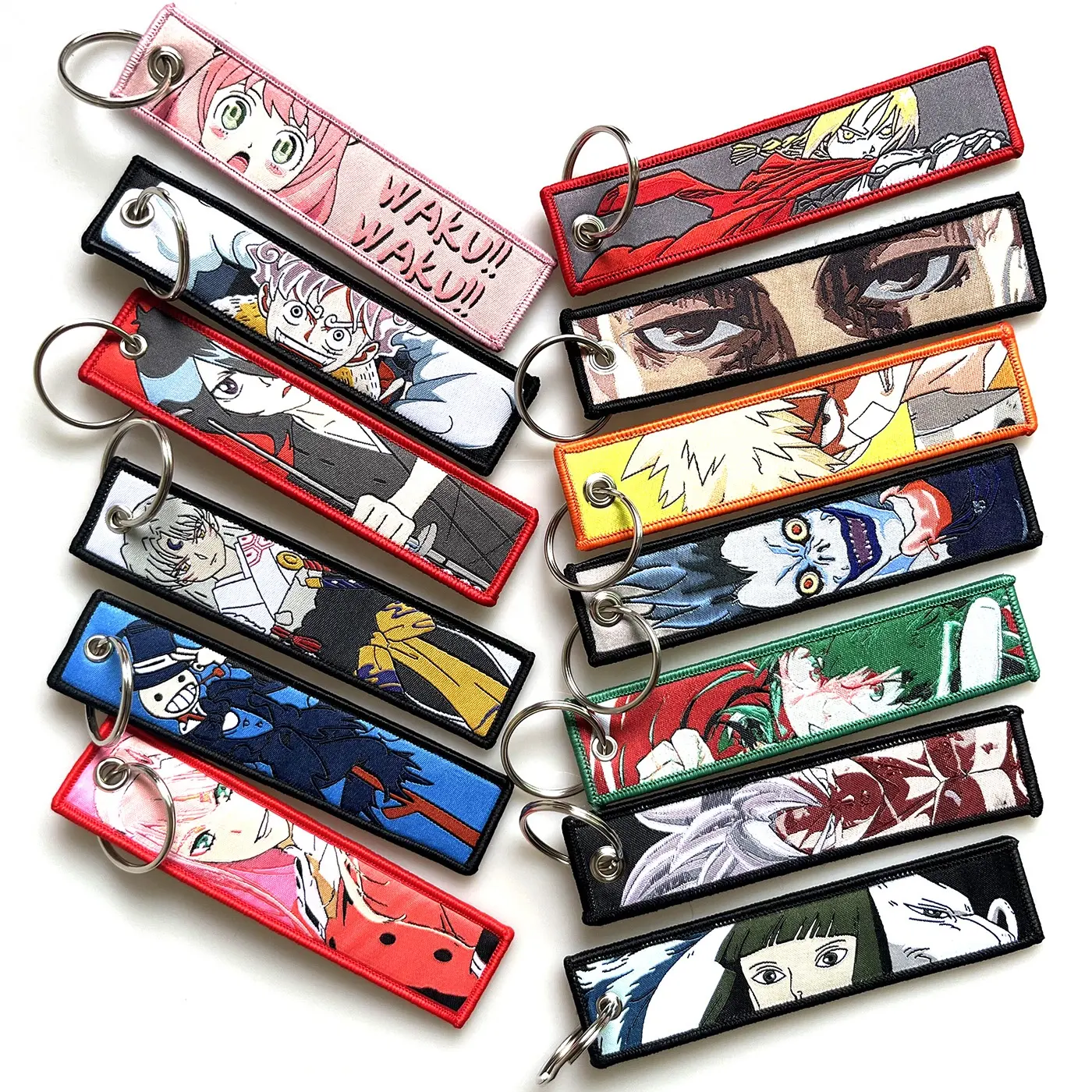 Stock 215 diseños de Anime mixto bordado Etiqueta de llave motocicletas coches mochila Chaveiro llavero para amigos moda llavero regalos