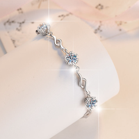 Bracelet en argent sterling 925 au design unique en chaîne ondulée avec trois moissanites taille brillant de 0,5 ct et chaîne d'extension Love pour femme
