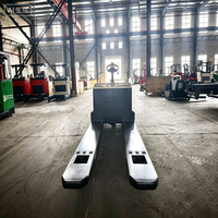 Transpalette électrique compact avec plateforme pour conducteur debout, idéal pour les entrepôts à allées étroites