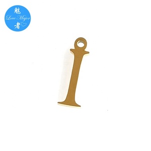 Minuscolo Charm in acciaio inossidabile placcato oro 18K con lettere maiuscole <span class=keywords><strong>E</strong></span> di creazione di gioielli di moda - Product Image 4