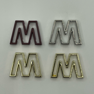 Étiquette <span class=keywords><strong>m</strong></span>étallique personnalisable en gros, écologique, plaquée brillante, à double ligne, <span class=keywords><strong>lettre</strong></span> <span class=keywords><strong>M</strong></span> creuse, pour la décoration de sweats à capuche, chapeaux et sacs de marque - Product Image 1