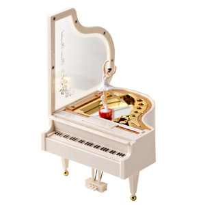 Carillon/Cofanetto Musicale Bianco a Forma di Pianoforte con Ballerina Girevole, Regalo Musicale a Carica Manuale per Ragazze e Ragazzi - Product Image 5