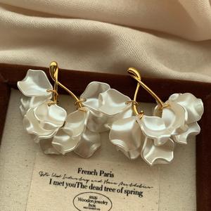 ตัวแทนจัดหาสินค้า 1688 Taobao ต่างหูรูปดอกไม้สำหรับผู้หญิง ขายส่ง - Product Image 1