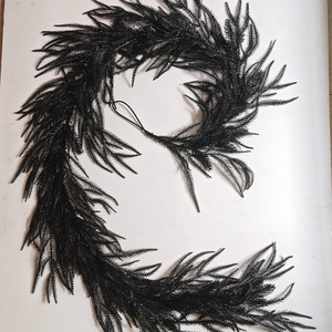 Guirlande de Noël en rotin de pin de Norfolk noir, décorations d'Halloween, 24 pouces, guirlande artificielle en PE souple pour porte et mur de fête - Product Image 1