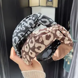 GEERDENG 2024 Neue Mode-Design Leoparddruck Stoff Haarband individueller Bogen Knoten Kopfhirschen Make-Up-Kopfbänder für Damen