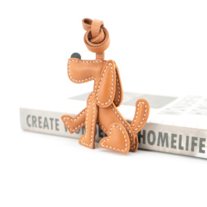 พวงกุญแจหนังรูปลูกสุนัขเดินได้ พร้อมดีเทลหางรูปหัวใจ - Product Image 1