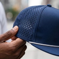 Casquette personnalisée à 5 panneaux, couleur unie, perforée au laser, visière plate, broderie de logo, impression à l'écran, effet 3D en relief, directement de l'usine