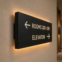 Panneau de signalisation directionnel personnalisé en acier inoxydable brossé avec éclairage LED pour hôtel et bureau