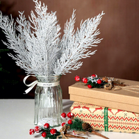 Vente en gros de brindilles artificielles de cèdre argentées scintillantes avec baies rouges, fausses brindilles de pin pour couronnes de Noël, vases et décorations de fêtes