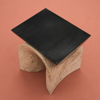 Table d'appoint en marbre courbé Dream Home avec base en travertin veiné brut et plateau en bois finition sable – Pièce de mobilier artistique