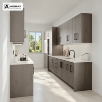 Meuble de cuisine moderne en chêne blanc avec portes à battants, aménagement en galley, dimensions personnalisées, boîtes de rangement en contreplaqué et rangement coulissant