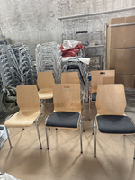 Chaise de conférence empilable et accrochable en contreplaqué courbé OKBUY avec cadre chromé pour la formation et les banquets