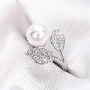 Anello con Perla Finta a Forma di Foglia per Donne, Gioiello Elegante e alla Moda - Product Image 1